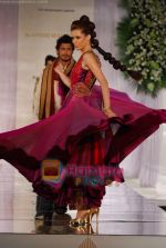 Model walks the ramp for Manish Malhotra at Aamby Valley India Bridal Week day 5 on 2nd Nov 2010 (150).JPG